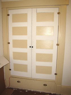 Armadio con ante chiuse per fare agire bene il petrolio all'interno