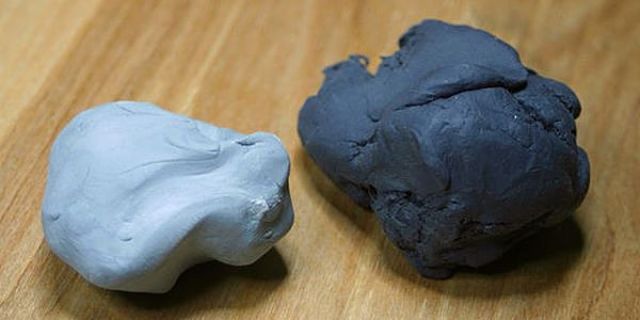 E' meglio usare la gomma pane bianca per le pulizie piuttosto che quella colorata Gomma pane bianca e blu