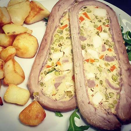 cima genovese affettata con rucola e patate arrosto