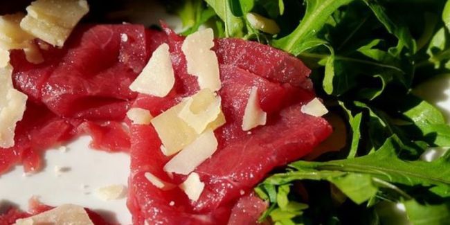 Con la carne da carpaccio di possono fare ricette golose ed economiche
