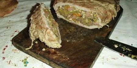 Cima genovese divisa in due su tagliere