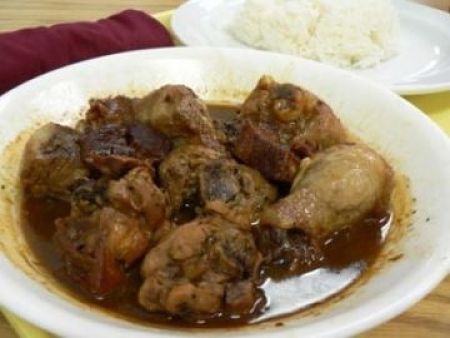 Fotografia di pollo a pezzi con salsa di soia e vino bianco