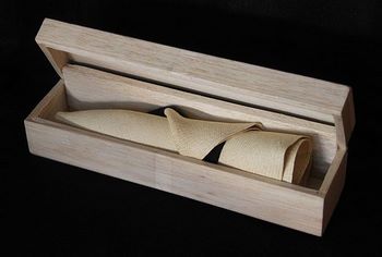 Cappello Panama in lussuosa custodia di legno di balsa