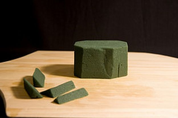 Come lavorare la spugna per fiori per adattarla all'addobbo floreale