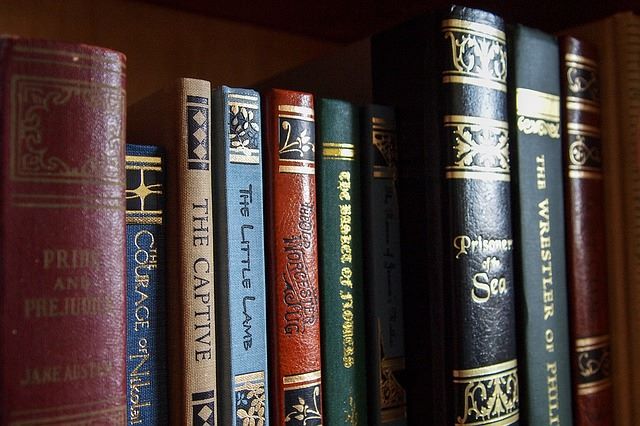Libreria con volumi di pregio ben tenuti e conservati