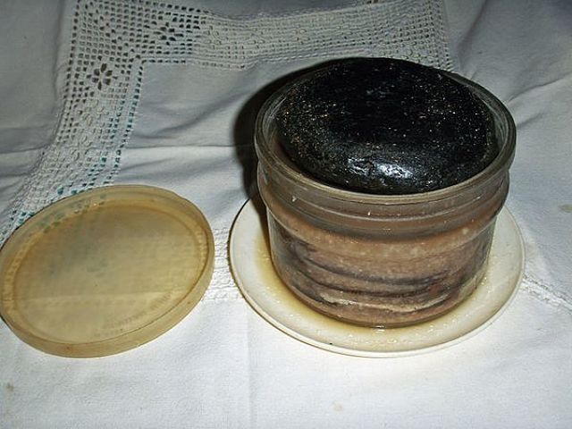Acciughe sotto sale in arbanella con peso sopra