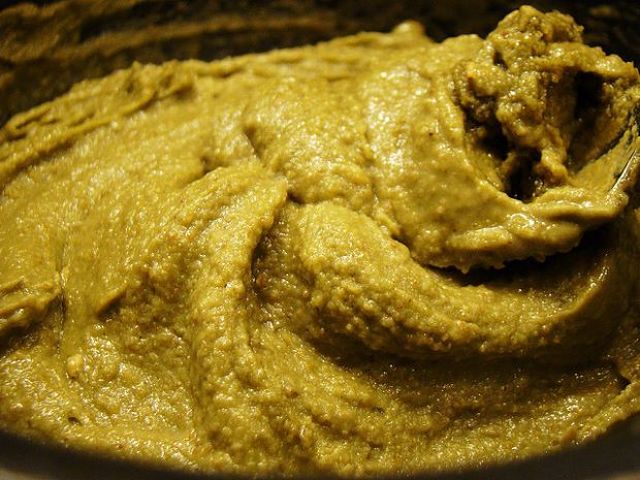 Salsa di noci Salsa di noci fatta in casa con gherigli non spellati