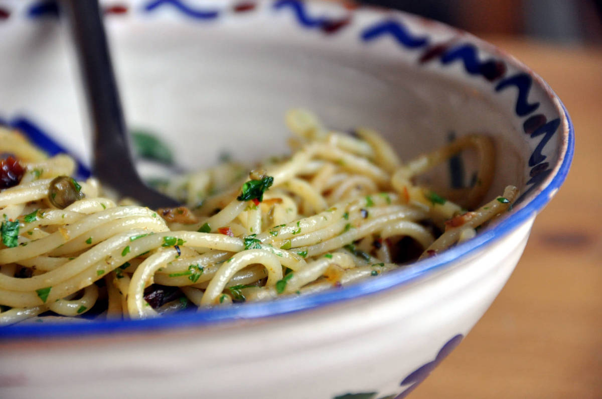 Spaghetti alla procidana con peperoncini verdi dolci e acciughe Pasta alla pescatora povera procidana