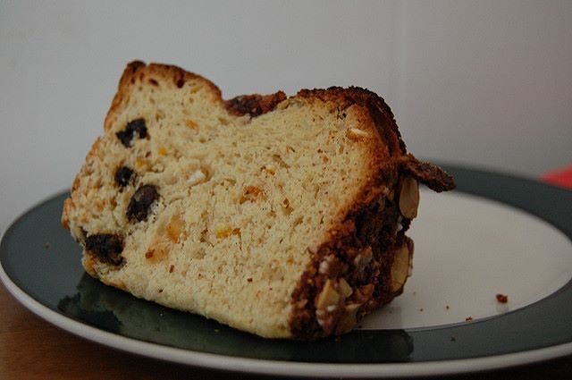 Fetta di panettone non più fresco da riciclare in cucina