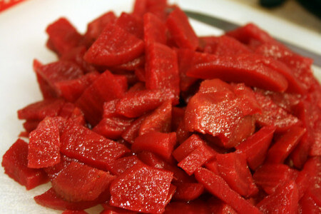 Ciotola contenente barbabietola cotta tagliata a pezzi