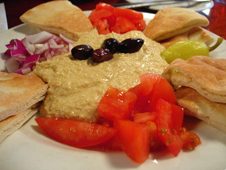 Hummus con verdure, olive e pita per sfizioso antipasto