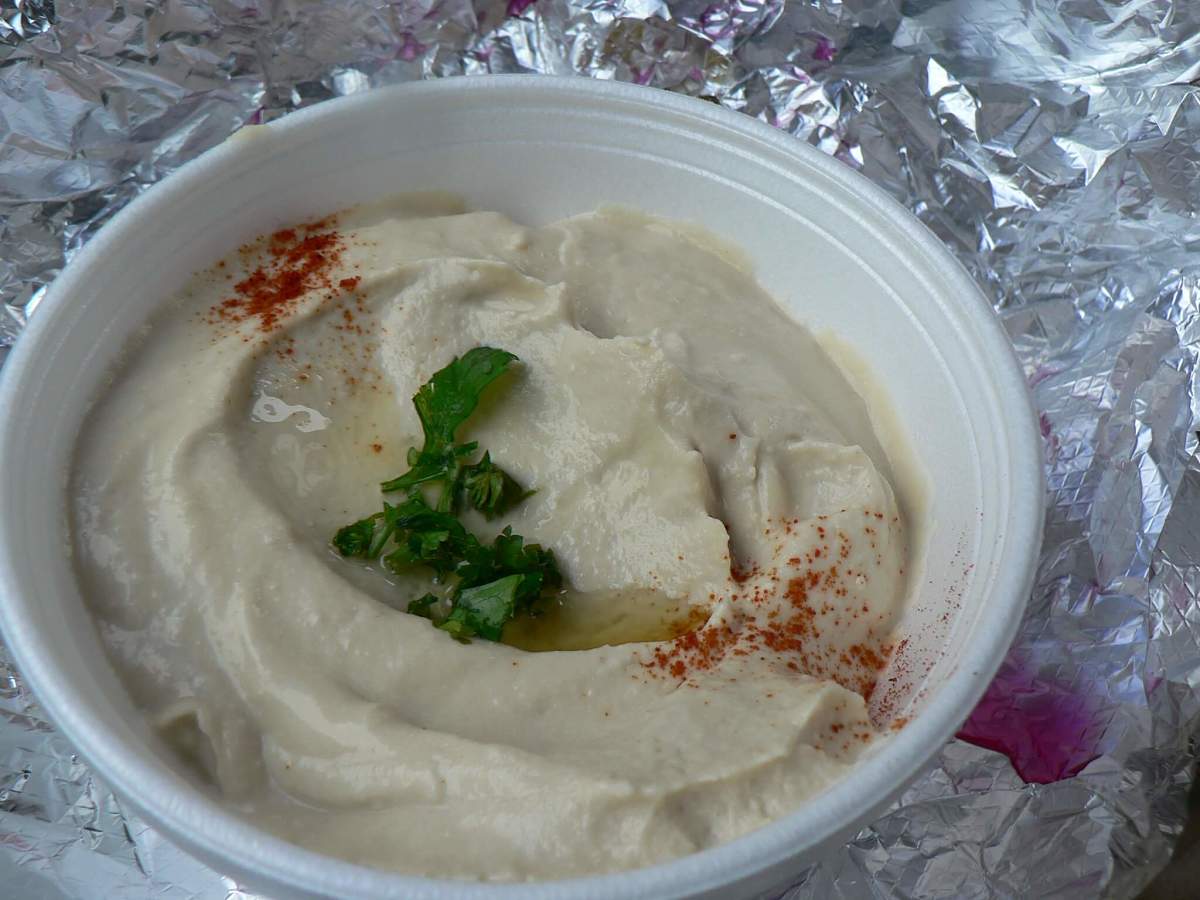 Hummus di ceci condito con olio, peperoncino e basilico fresco