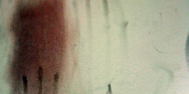 Immagine di parete con segni e macchie