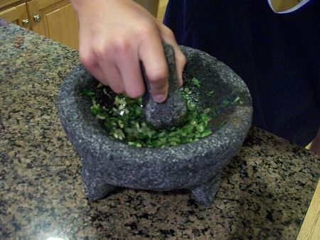 Preparazione del Guacamole nel molcajete