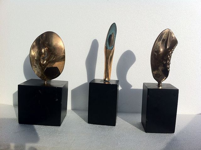 Sculture di bronzo pulite e lucidate su piedistalli