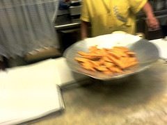 Panissa appena fritta sul banco di una friggitoria