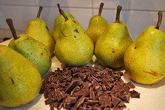 pere e cioccolato Pere intere intorno a cioccolato fatto a pezzetti