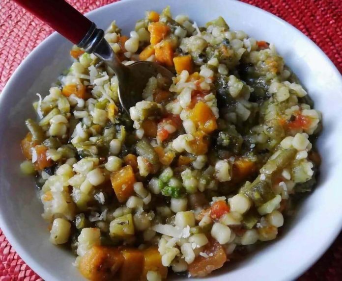 Minestrone genovese talmente denso che il cucchiaio vi resta infilato Cucchiaio infilato nel minestrone genovese