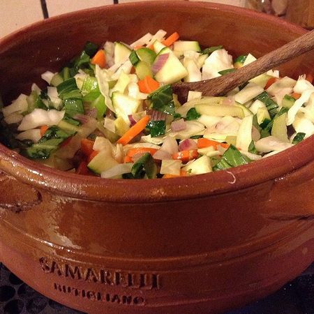 Cottura tipica del minestrone genovese in pentola di coccio