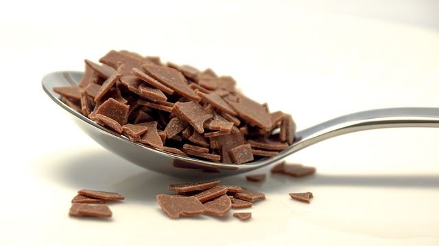 Pezzetti di cioccolato da riciclare Scaglie di cioccolato avanzato delle uova pasquali da riutilizzare in cucina