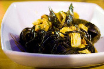Tagliolini neri con pesce Taglierini al nero di seppia allo scoglio