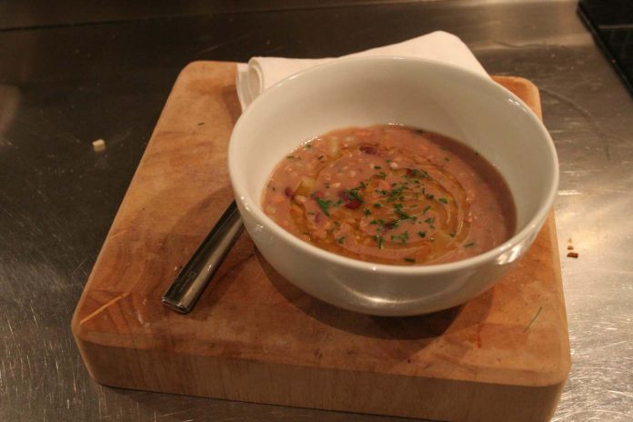 Mesciua di legumi e granaglie in ciotola di ceramica