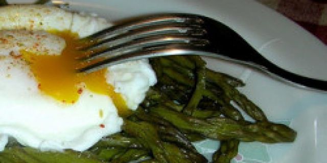 Gli asparagi alla Bismarck sono un piatto milanese