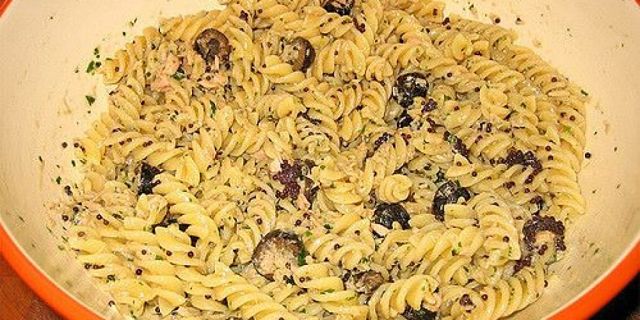 Pasta con salsa di olive e acciughe genovese Gustosi fusilli conditi con salsa di olive e acciughe e prezzemolo