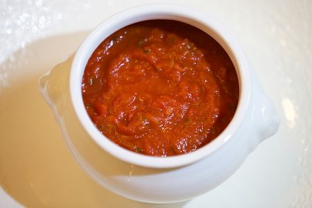 Passata di pomodoro in vasetto di ceramica