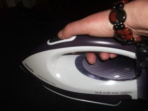 Ferro da stiro tenuto in mano Come tenere in mano il ferro da stiro per una perfetta stiratura