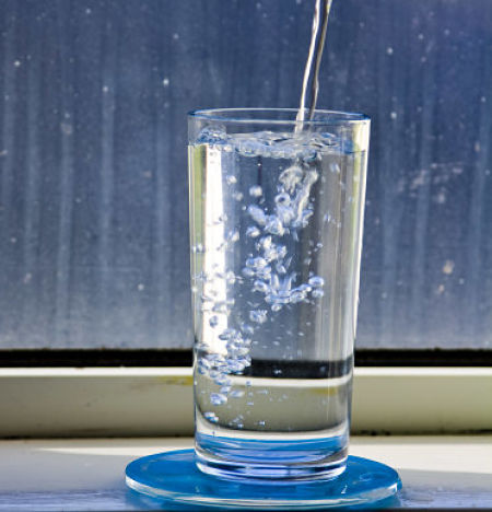 Bicchiere pieno di acqua pura