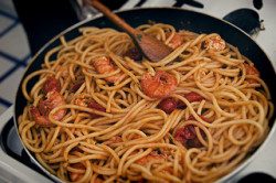 Come fare saltare in padella i bucatini ai gamberi 