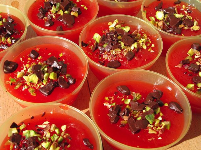 Gelo di anguria al pistacchio guarnito con cioccolato