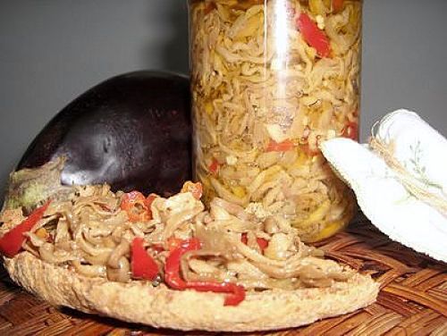 Le melanzane sott'olio piccanti con il pane sono un goloso spuntino