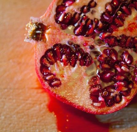 Il sugo di melograno macchia il piano di lavoro