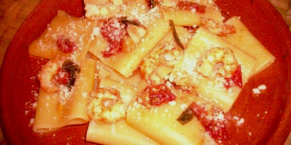 Piatto di paccheri con mazzancolle tipico di Procida Paccheri con mazzancolle e pomodorini alla procidana