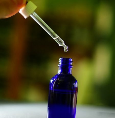 Tintura di erbe officinali pronta all'uso nel contagocce