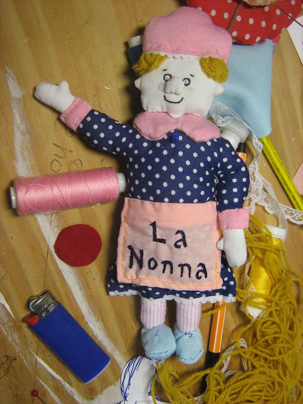 Bambola con l'aspetto di nonna vestita artigianalmente con tessuti diversi