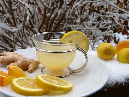 Bere una tazza di acqua tiepida, limone e zenzero al mattino previene le malattie e disintossica l'organismo