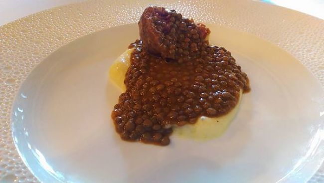 Lenticchie con fetta di cotechino da servire su crostini o su un letto di polenta