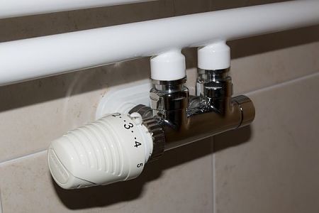 Radiatore da bagno provvisto di valvola termostatica