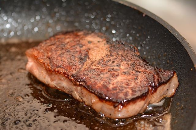 Bistecca cotta in padella di ferro con crosticina perfetta dovuta alla reazione di Maillard