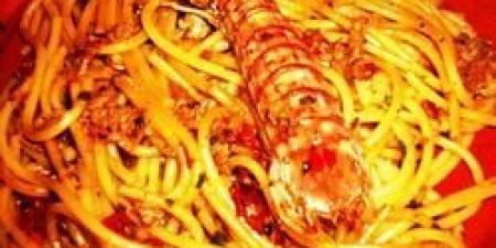 Spaghetti al sugo rosso di canocchie alla procidana