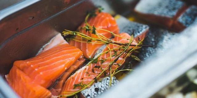 Salmone rosso selvaggio dalle proprietà benefiche e non nocivo