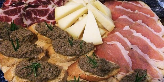 Patè di olive e salumi su bruschette
