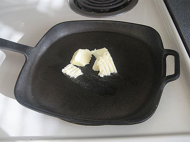 Padella di ferro Padella di ferro con burro per cuocere alla perfezione