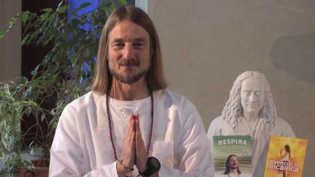 Fotografia dello yogi Jayadev Jaerschky