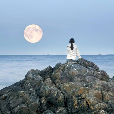 Donna guarda la luna