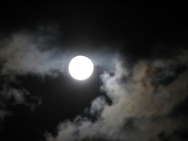 Luna piena tra nuvole Luna piena poco adatta per estrarre un dente