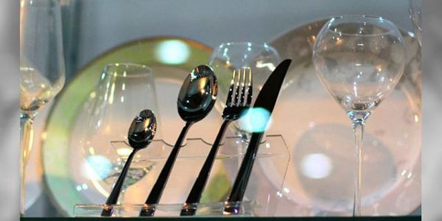 Stoviglie perfettamente pulite e inodori dopo i trattamenti contro la puzza di pesce